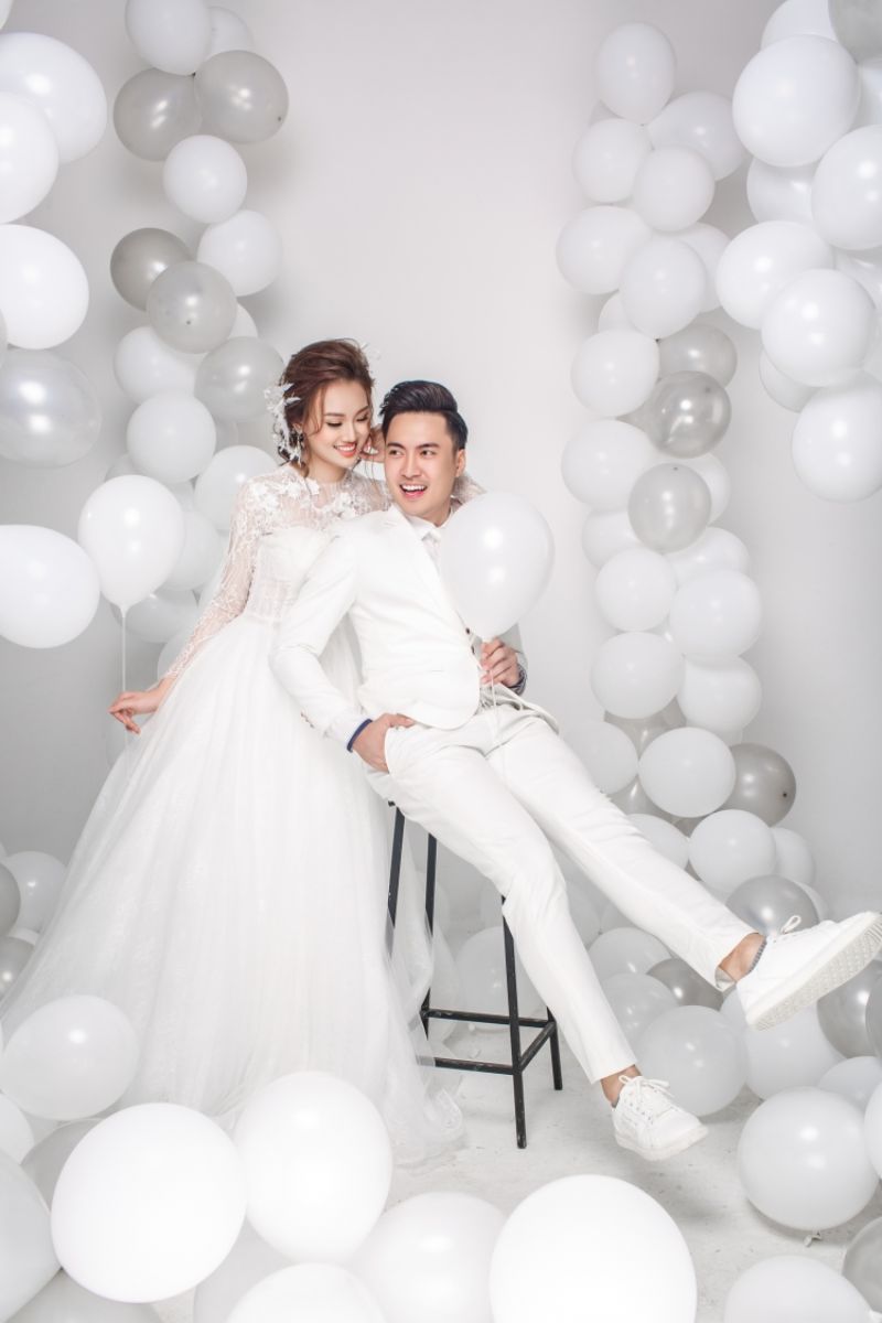 ý tưởng chụp hình cưới cùng những bong bóng màu trắng